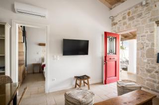 Villa Estia with Outdoor Hot Tub by Konnect - Next to the Beach - 3