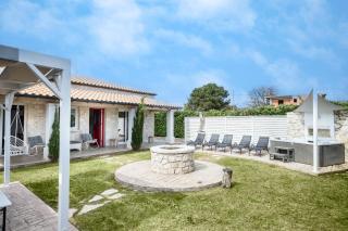 Villa Estia with Outdoor Hot Tub - Next to the Beach - 8