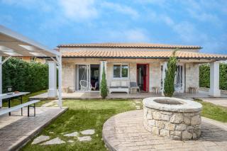 Villa Estia with Outdoor Hot Tub by Konnect - Next to the Beach - 0