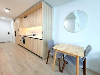 Modern Studio in Prime Area & Free Parking - 9