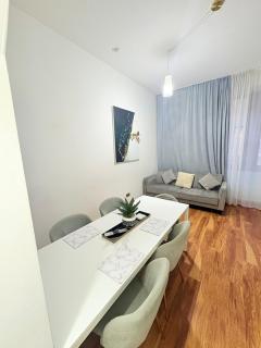 3BR, Modernised Ground Floor Apartment, Free Park - 1