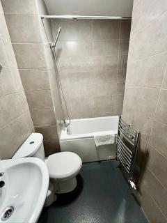 2 Bed, 2 bath Flat, Ideal for contractors, parking - 2