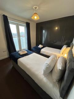2 Bed, 2 bath Flat, Ideal for contractors, parking - 1