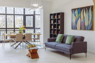 Spacious 3BR Retreat Overlooking Marina - 9