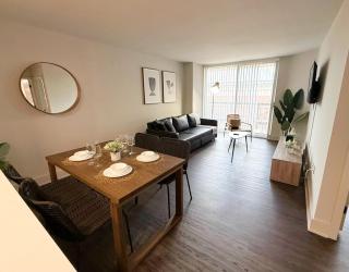 Perfectly Located Apt - Steps to Metro & More - 0