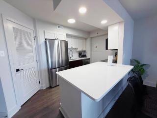 Perfectly Located Apt - Steps to Metro & More - 6