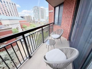 Perfectly Located Apt - Steps to Metro & More - 7