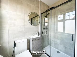 Spacious 5BR Leicester Home w Garden Parki… - 6