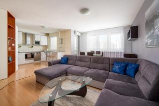 Wola Kacza Spacious Apartment by BookingHost - 0