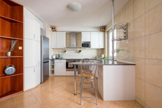 Wola Kacza Spacious Apartment by BookingHost - 1