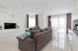 Bright Air-Conditioned Apartments with Parking and Terrace or Balcony by Noclegi Renters - 3