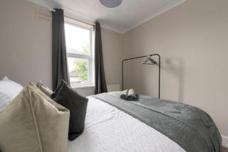 Comfortable 3BR House Pool Table, WiFi & Parking Included - 2