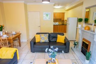 Central Limerick Stay Spacious 4-Bedroom Apt - 4