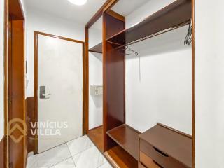 Suiíte com ar condicionado, frigobar e mesa para trabalho. Localizada no Hotel Porto Belo Park, com parque aquático (sem custo para a utilização), quadras, academia, espaço kids, a aproximadamente 200 m praia de Taperapuã e do complexo Axé Mói. - 2