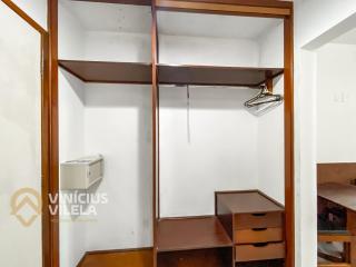 Suiíte com ar condicionado, frigobar e mesa para trabalho. Localizada no Hotel Porto Belo Park, com parque aquático (sem custo para a utilização), quadras, academia, espaço kids, a aproximadamente 200 m praia de Taperapuã e do complexo Axé Mói. - 1