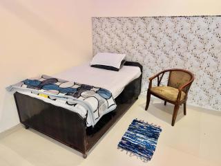 Yashodham 4BHK Peaceful Homestay by Homeyhuts - 4