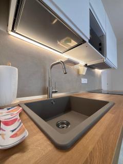 Bright & Cozy Flat - Walk to Beach & Train Station - 1