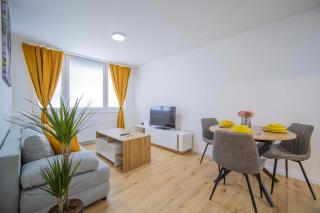 Boutique Living - Yellow Accent Apartment - 0