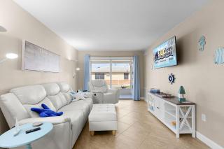 Seaside Fun Awaits in This Bright & Breezy Coastal Escape - Aloha Kai #47 - Roelens - 5