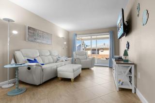 Seaside Fun Awaits in This Bright & Breezy Coastal Escape - Aloha Kai #47 - Roelens - 3