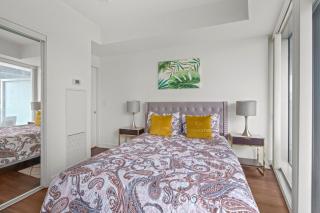 Elegant 2 Br Condo Balcony Downtown Toronto - 7