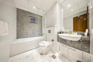 FIRST CLASS 2BR Canal View Near Dubai Mall - 7