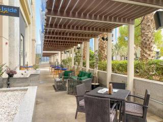 FIRST CLASS 2BR Canal View Near Dubai Mall - 6