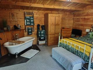 Forest Cabin Retreat - Sleeps 2 - Wifi & Garden - 4