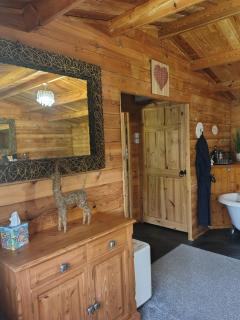 Forest Cabin Retreat - Sleeps 2 - Wifi & Garden - 2