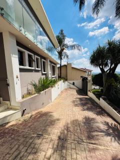 The Basement Suite By Ezey Tours - 3