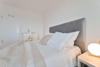 VELEBIS SUPERIOR APARTMENT - luxurious one-room apartment with jacuzzi - prestigious location by the sea in the new city center of Žnjan - panoramic view of the sea and islands - free garage parking - 5