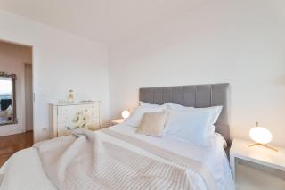 VELEBIS SUPERIOR APARTMENT - luxurious one-room apartment with jacuzzi - prestigious location by the sea in the new city center of Žnjan - panoramic view of the sea and islands - free garage parking - 4