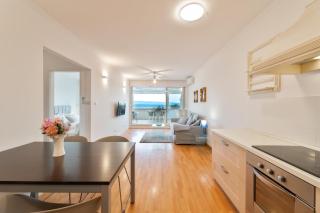 VELEBIS SUPERIOR APARTMENT - luxurious one-room apartment with jacuzzi - prestigious location by the sea in the new city center of Žnjan - panoramic view of the sea and islands - free garage parking - 8