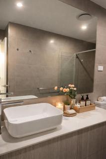 Modern 2BR 2Bath with Balcony near ANU & City Quiet Stay Free Parking - 3