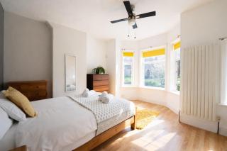 MCR 3 Bed House - Sleeps 5 - 2 Doubles & 1 Single - In Salford, 10 mins Uber from Manchester City Centre - Nearby to Old Trafford, Manchester united, Trafford Park, Salford Quays & more - Perfect for Short or Long Stays - With Free Street Parking - 8