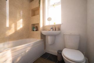 MCR 3 Bed House - Sleeps 5 - 2 Doubles & 1 Single - In Salford, 10 mins Uber from Manchester City Centre - Nearby to Old Trafford, Manchester united, Trafford Park, Salford Quays & more - Perfect for Short or Long Stays - With Free Street Parking - 5