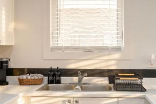 Spacious Downtown 1 BDRM - Walking Distance - 7