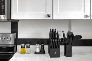 Spacious Downtown 1 BDRM - Walking Distance - 2