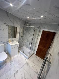 Three Bedroom House by Brookland Stays Serviced Accommodation & Short Lets in Leeds with Free WiFi - 7