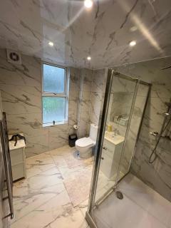 Three Bedroom House by Brookland Stays Serviced Accommodation & Short Lets in Leeds with Free WiFi - 4