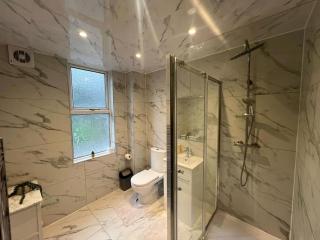 Three Bedroom House by Brookland Stays Serviced Accommodation & Short Lets in Leeds with Free WiFi - 2