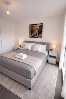 Luxury 2BR Heathrow Escape Free Parking - 3