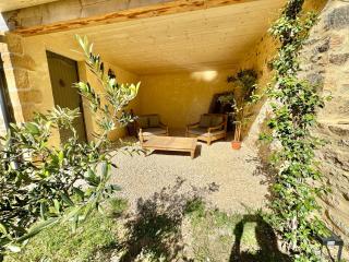 LE MAJORAL Quiet accommodation 5 mins walking from historic town, garden, covered terrace, parking, air cond, private parking, fiber - 5