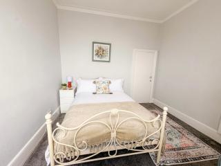 Coastal Retreat- Panoramic Views- Sleeps 4- Near Margate - 4