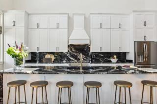 New Stylish Renovation Heated Pool & Spa - 7