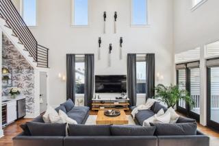 New Stylish Renovation Heated Pool & Spa - 1