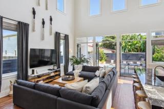 New Stylish Renovation Heated Pool & Spa - 2