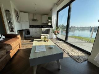 Lakeside Apartment - 9