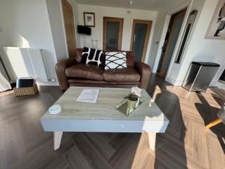 Lakeside Apartment - 4