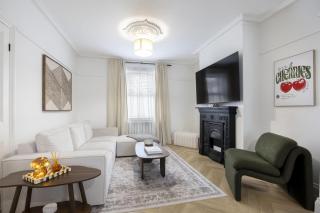 Stylish 2-Bed Home Close to Cheltenham Town Centre - 9